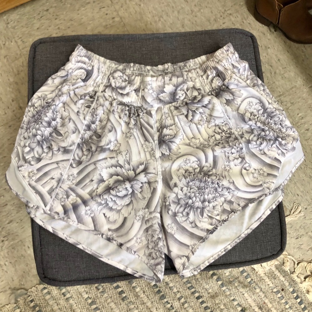 Lululemon 4” Hotty Hot short
